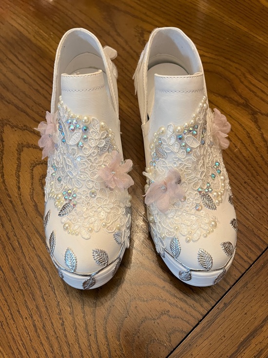 Journee Collection Shoes - Journee Collection Floral Appliqué Slip-On Shoes, size 8